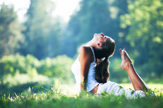 femme réalisant une posture de yoga dans la nature femme réalisant une posture de yoga dans la nature