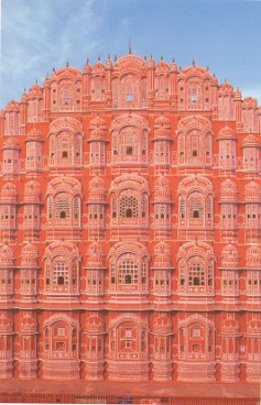 Hawa Mahal, le palais des vents construit à Jaipur en 1799 par le Maharaja Sawai Pratap Singh. Il est l'œuvre de
l'architecte Lal Chand Usta qui a doté l'édifice d'une façade en forme de couronne de Krishna, la divinité hindoue.