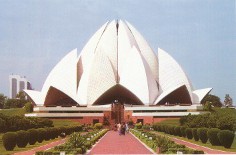 Le Temple du Lotus construit par l’architecte Faribuz Sahba en 1986 au sud de New Delhi est un édifice religieux baha'i ; la religion Baha’i voue un culte à un dieu unique, quelque soit sa forme (Jésus, Mohamet, Bouddha, etc.), transmettant un message de paix et d’amour universel