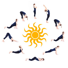 plusieurs postures de yoga autour du soleil