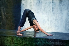 position de yoga sur un fond de cascades